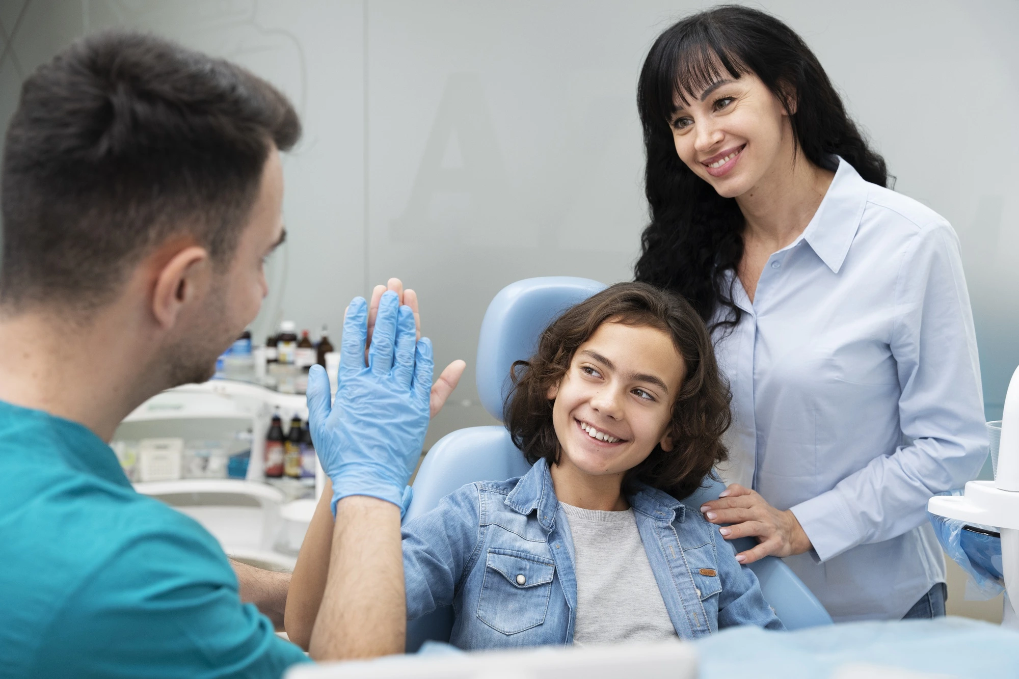 Enfant examiné par un dentiste.